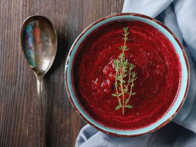 Particolare e scenografica zuppa di barbabietole rosse: ecco la ricetta!