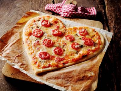 Come si fa la pizza a forma di cuore: un’idea sfiziosa e divertente!