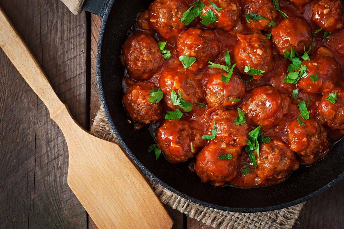 Cuocere con guanti blu prepara il cibo per cucinare polpette di