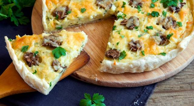 Torta salata con gorgonzola, patate e noci: un rustico sfizioso e saporito!