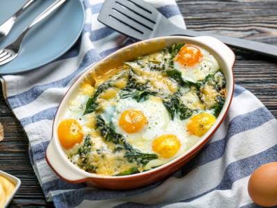 Nidi di spinaci al forno con uova: che buon piatto unico!
