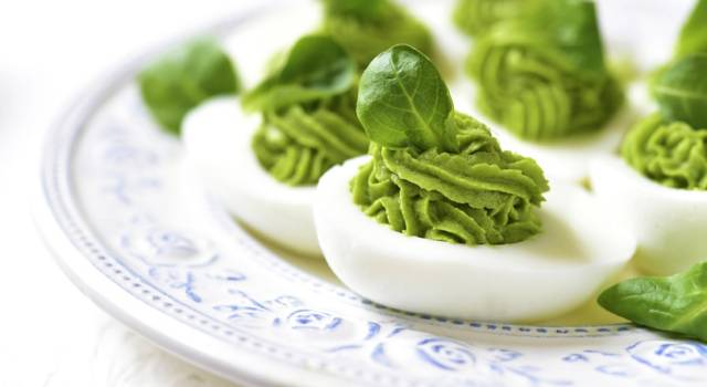 Uova ripiene con spinaci e formaggio spalmabile: ottimi come stuzzichini per aperitivi!