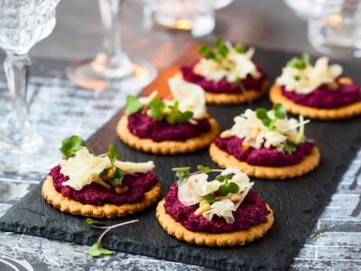 Crostini con hummus di rapa rossa: buoni e scenografici!