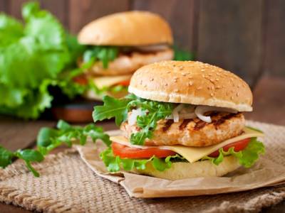 Come preparare l’hamburger di pollo? La ricetta senza glutine
