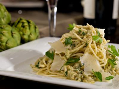 Come fare la pasta con pesto di carciofi