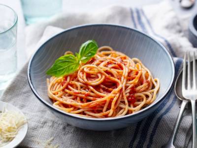 Pasta con sugo di pomodorini cotti al forno, un primo piatto particolare e facile