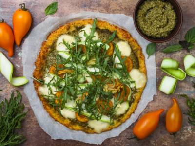 Pizza di cavolfiore con verdure senza glutine