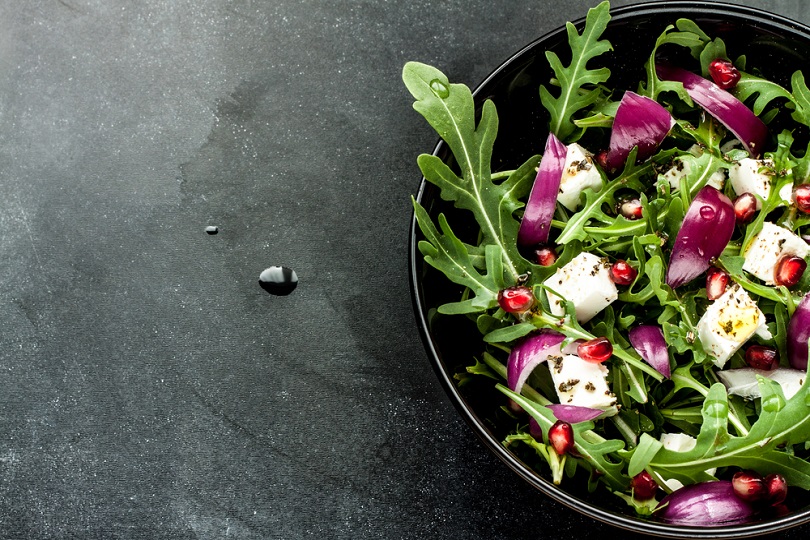 Rucola e melograno in insalata