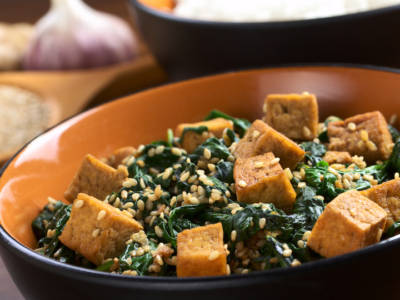 Delizioso spezzatino di seitan con spinaci e semi di sesamo