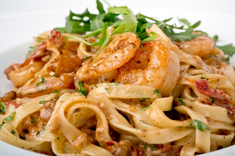 Tagliatelle con gamberi e pomodori secchi