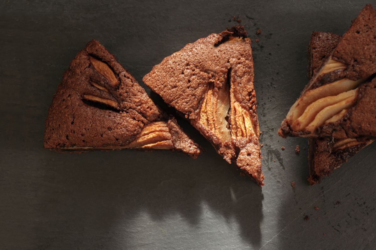 cocoa cake and vegan pears