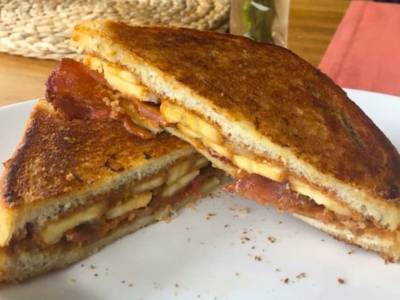 La ricetta del toast di Elvis, il sandwich con burro di arachidi, banana e bacon!