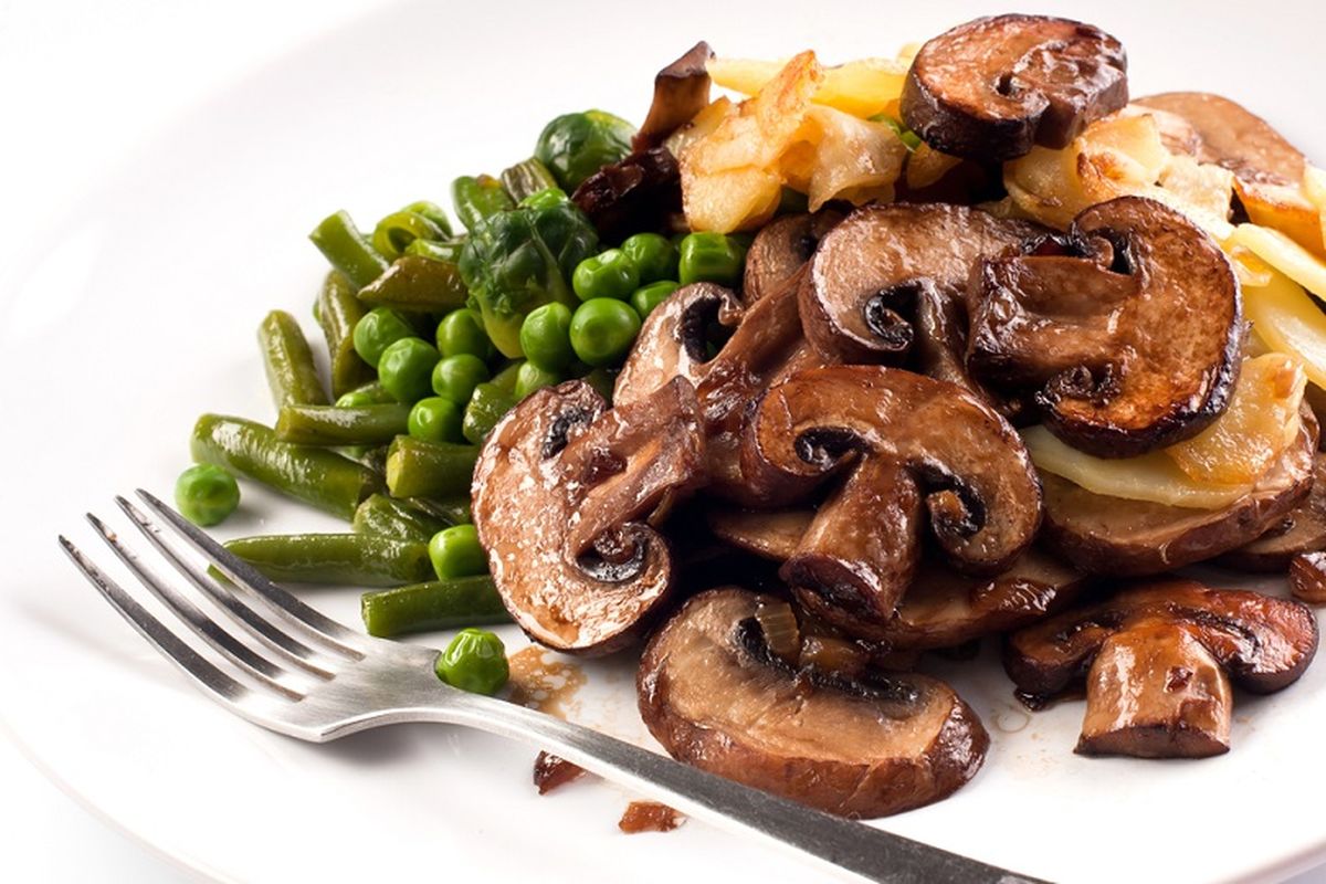 Блюда с грибами. Жареные грибы. Красивые блюда с грибами. Грибы на тарелке.