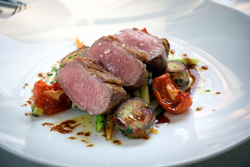 Agnello con salsa aioli, barbabietola e funghi