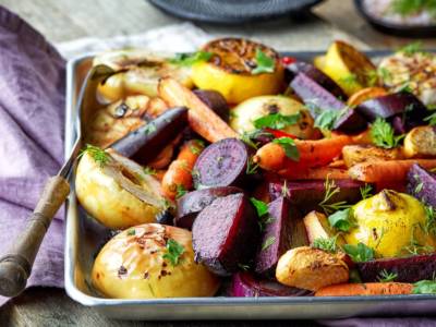 Saporito contorno di patate e barbabietole rosse al forno: ecco la ricetta!