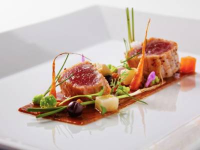 Bocconcini di tonno marinato e scottato, un piatto che si ispira ai ristoranti stellati