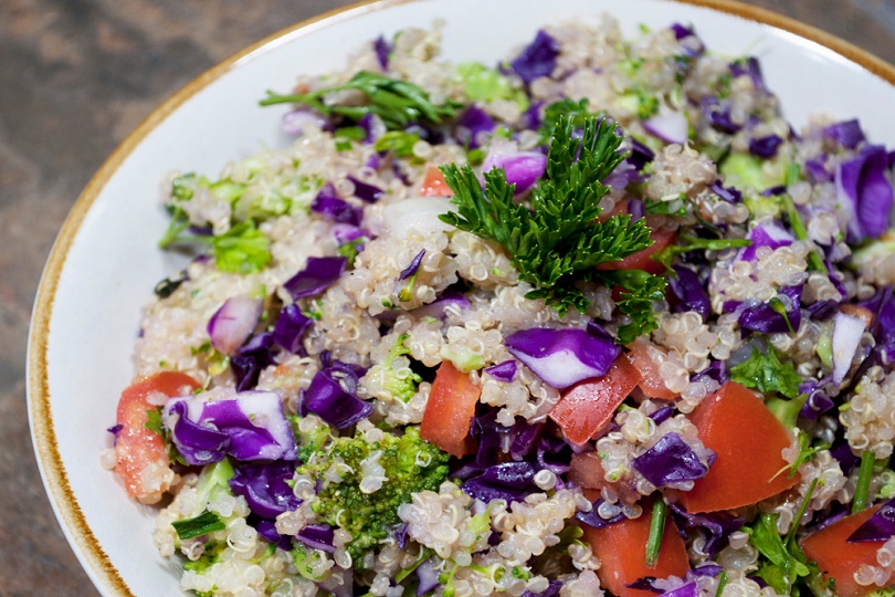Come cucinare la quinoa con pomodori, cavolo viola e broccoli