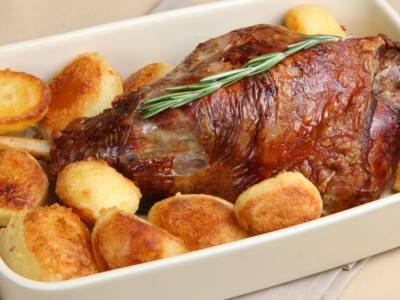 Agnello al forno con patate: la ricetta perfetta per il menù di Pasqua