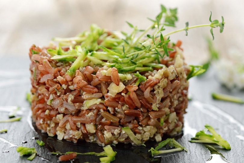 Insalata di riso rosso con zucchine