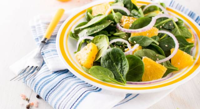Insalata di spinaci crudi e arance: la ricetta facile e veloce!
