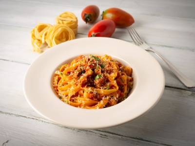 Pasta con ragù di carne e besciamella: un primo piatto ricco e goloso