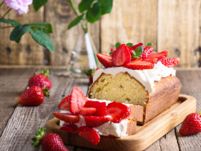 Plumcake con glassa alla vaniglia e fragole fresche: un dessert troppo buono!