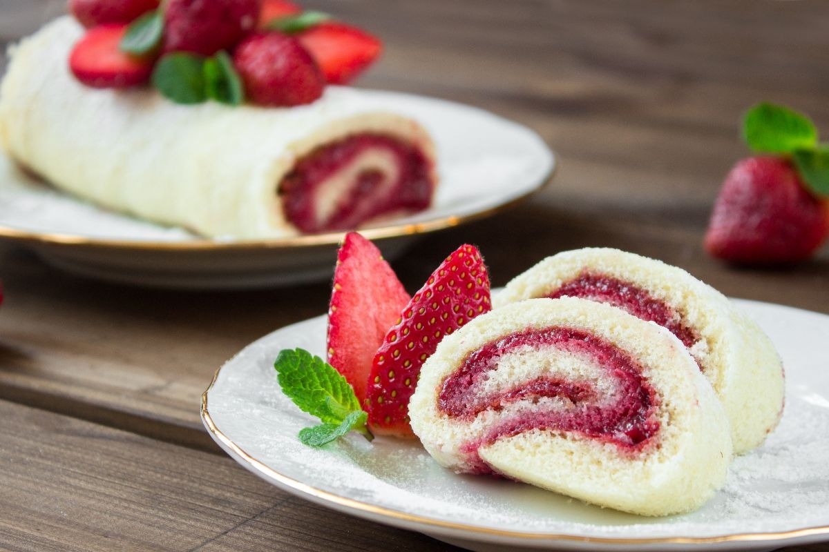 Rotolo di pasta biscotto farcito con confettura di fragole