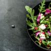 rucola e melograno in insalata