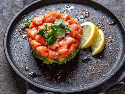 Tartare di salmone, avocado e lime: un piatto per gli amanti del pesce crudo!
