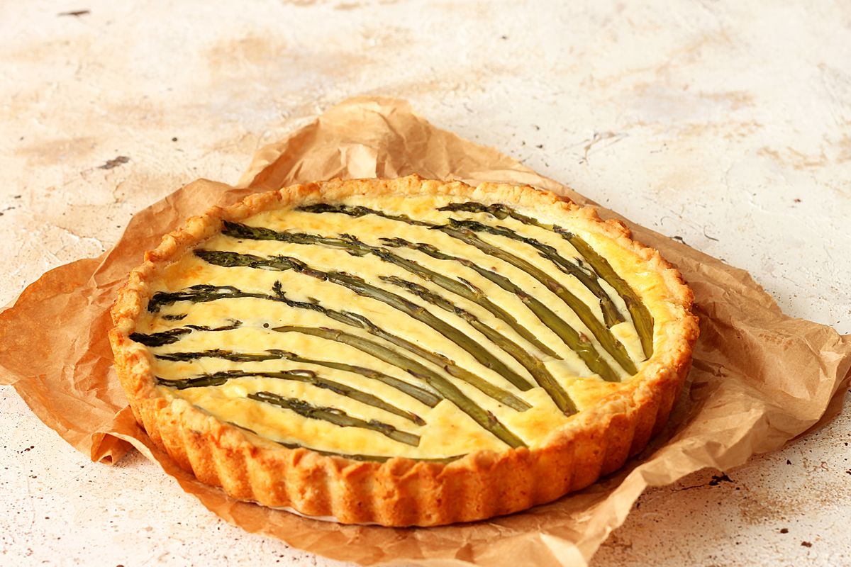 Savory pie with asparagus