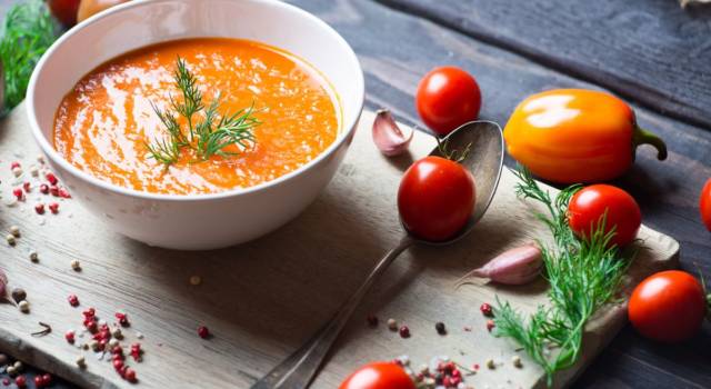 Deliziosa e colorata: ecco come fare la zuppa di pomodoro