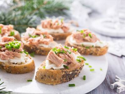 Bruschetta con tonno: la ricetta per finger food salati e senza glutine