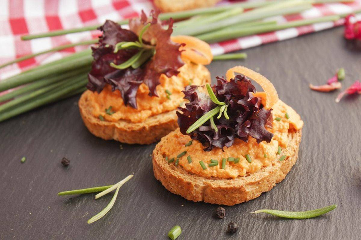 Canapes with sun-dried tomato pate
