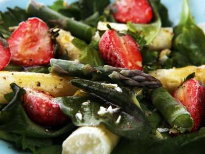 L’insalata di asparagi e fragole vi sorprenderà