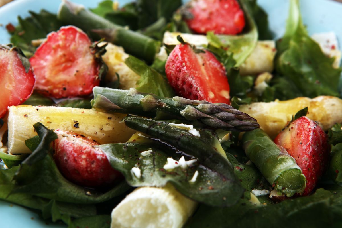 Asparagi e fragole in insalata