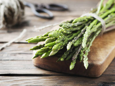 Tutto sugli asparagi selvatici (quelli sottili): come pulirli e cucinarli al meglio