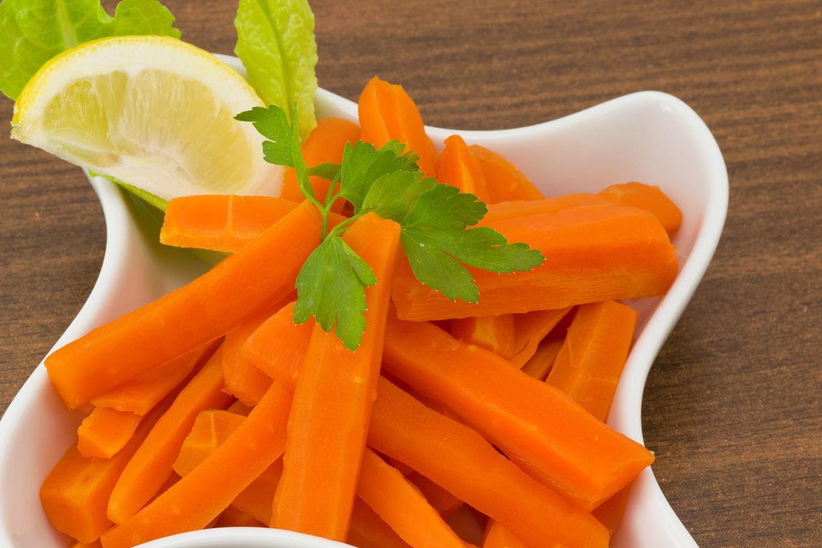 Taglia le carote e fai cuocere in padella in questo modo! Il contorno  buonissimo, la ricetta: https