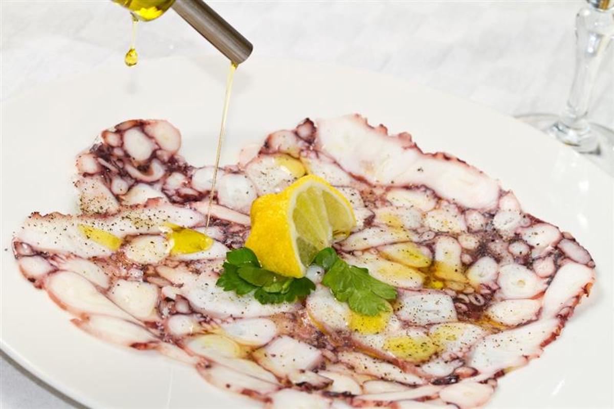 Fettine di carpaccio di polpo con limone, prezzemolo, olio e pepe