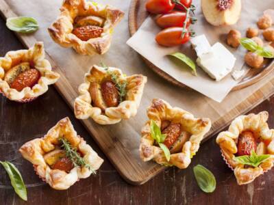 Cestini di pasta sfoglia ripieni di pomodorini e feta