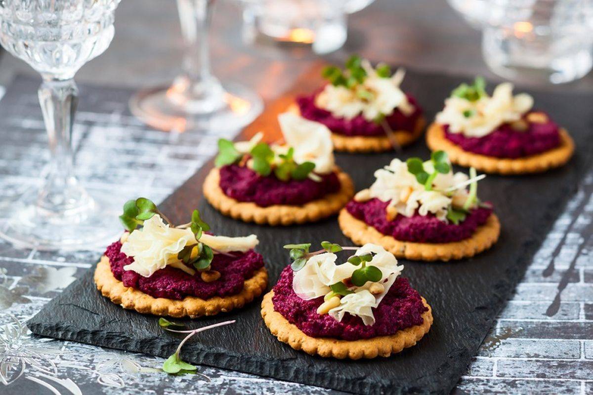 Croutons with beetroot hummus