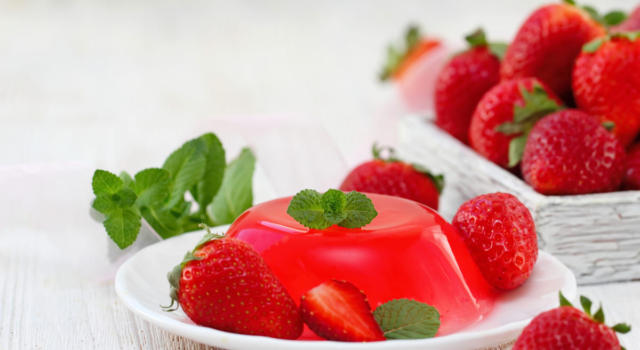 Gelatina di frutta: la ricetta con le fragole