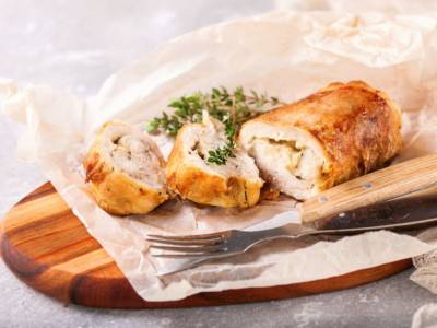 Involtini di pollo ripieni al forno, un secondo piatto semplice e delizioso!