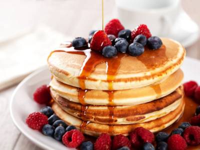 Ecco come fare i pancake, i dolcetti americani tipici della colazione (e tutte le varianti)