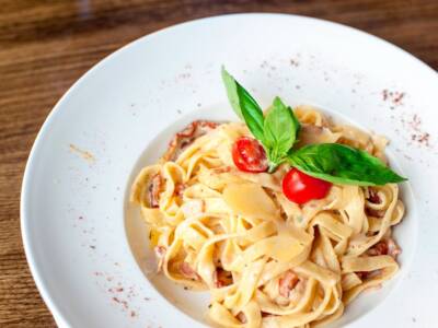 Pasta con pomodorini freschi e panna: la ricetta per primi veloci