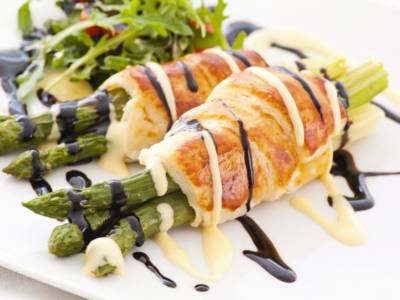 Involtini di pollo e asparagi