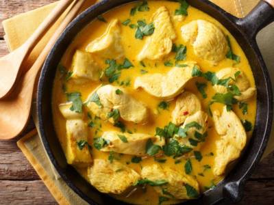 Pollo al curry con latte accompagnato da riso basmati: davvero inebriante!