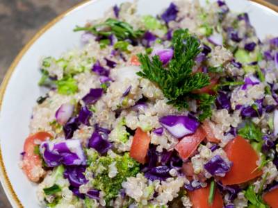 Come cucinare la quinoa con pomodori, cavolo viola e broccoli