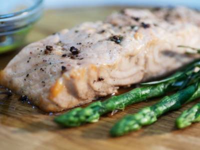 Filetto di salmone al forno con asparagi: la ricetta del secondo piatto!