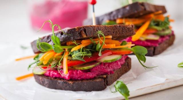 Come preparare un ottimo sandwich vegano: perfetto per un pranzo veloce!
