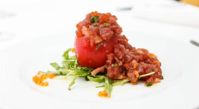 Tartare di tonno fresco con pomodorini, olive e capperi